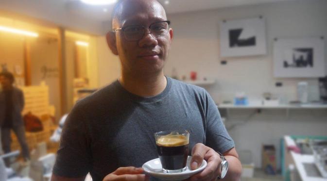 Siapa sosok yang sukses membesarkan nama ABCD School of Coffee? Sekolah bergaya fundamental khusus bagi peminat kopi tenar di Jakarta.