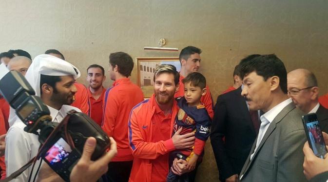 Messi menggendong Murtaza (Reuters)