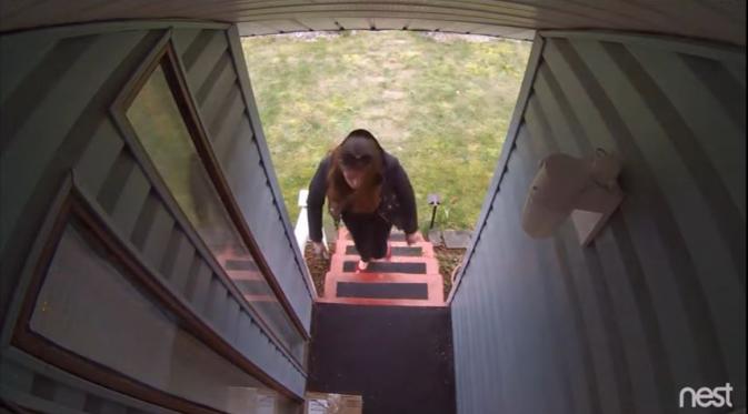 Wanita itu datang untuk mencuri barang pesanan Jaireme. (Via: youtube.com)