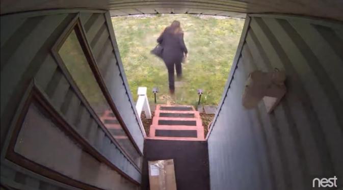 Ia pun lari ketakutan dan tancap gas. (Via: youtube.com)