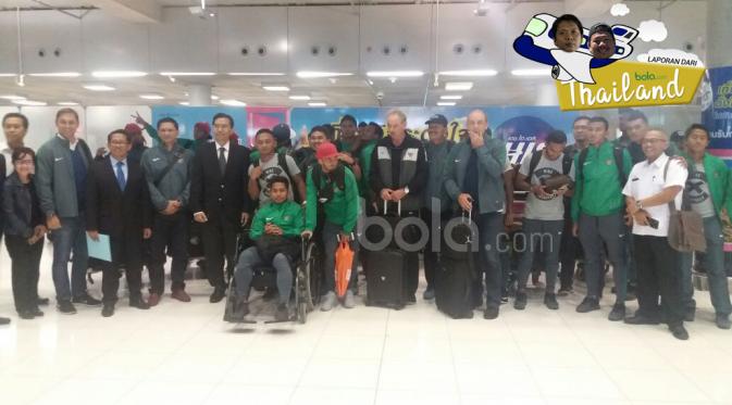 Para pemain Timnas Indonesia tiba di Bangkok, Thailand untuk menjalani leg kedua Final Piala AFF 2016, (15/12/2016). (Bola.com/Ario Yosia)