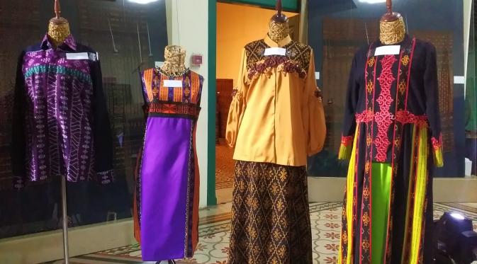 Baju rancangan Musa Widyatmojo yang dilelang di pameran Pesona Kain dan Budaya Ende, Rabu (14/12/2016)