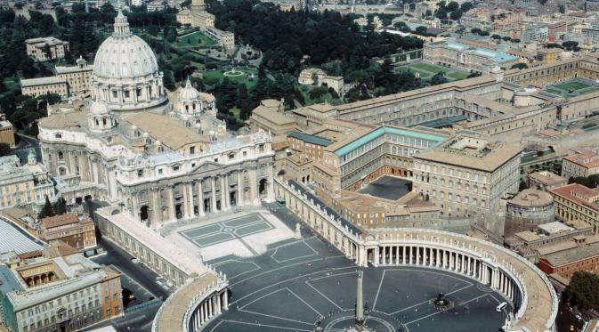 Basilika Santo Petrus yang terletak di Roma ibukota Italy disebut sebagai gereja terbesar di dunia yang pernah ada. Dengan panjang 730 ft (220 m) dan lebar 500 ft (150 m) dan menampung hingga 60.000 orang.(studyblue) 
