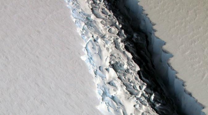 Sebuah celah sepanjang sekitar 100 kilometer merekah di Kutub Selatan. Apa penyebabnya? (Sumber  NASA/John Sonntag)