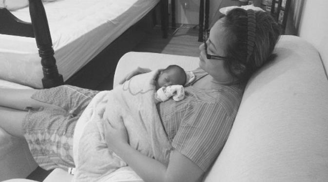 Cynthia Lamusu tidurkan anak di atas perutnya (Foto:Instagram)