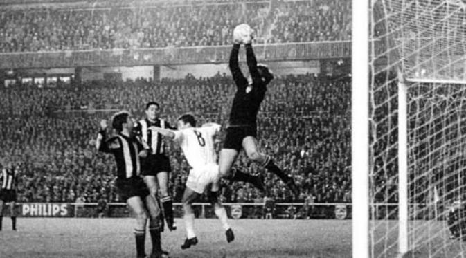 Suasana pertandingan final Piala Interkontinental antara Real Madrid melawan Penarol pada 1966. (Soccerbase). 