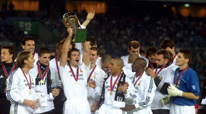 Luis Figo saat mengangkat Piala Toyota 2002 setelah Real Madrid mengalahkan Olimpia. (ESPN).