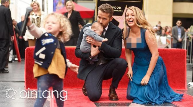 Ryan Reynolds dan Blake Lively berbahagia tampil bersama kedua anak mereka. (AFP/Bintang.com)