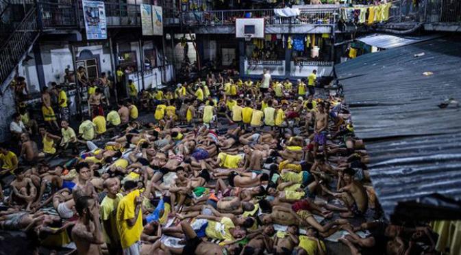 Ribuan narapidana di sebuah penjara di Kota Quezon, Manila, Filipina/ dok: metro.co.uk