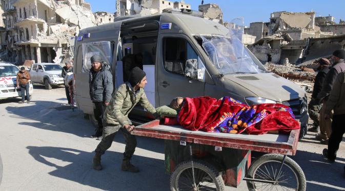 Warga yang terluka terlihat di evakuasi di evakuasi di kota al-Rasyidin, Suriah (15/12). Ribuan warga telah dievakuasi di kota yang kini porak-poranda. (REUTERS/Abdalrhman Ismail)