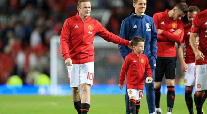 Striker Manchester United, Wayne Rooney (kiri) dan putranya, Kai. (Daily Mail). 