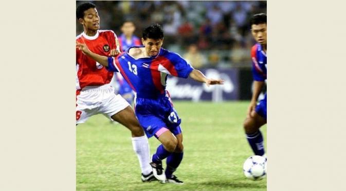 Duel final Piala AFF 2000 (Piala Tiger) antara Thailand melawan Indonesia di Stadion Rajamangala, Bangkok, 18 November 2000. (Bola.com/Dok.pribadi Eko Purjianto)