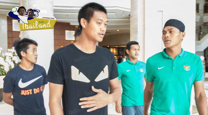 Pemain Timnas Indonesia melakukan salat Jumat di Bangkok, Thailand, jelang final leg kedua Piala AFF 2016. (Bola.com/Vitalis Yogi Trisna)