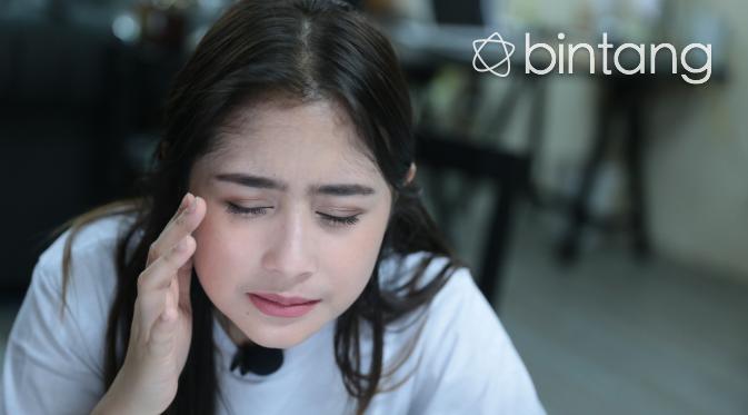 Usai melakukan Live Chatting, Prilly menceritakan pada tim Bintang.com perihal kesannya selama menyapa para penggemarnya. Menurut Prilly, kebanyak pertanyaan dari penggemarnya berkaitan dengan mini konsernya. (Adrian Putra/Bintang.com)