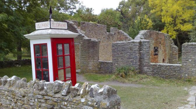 Desa Tyneham terpaksa ditinggalkan karena dijadikan tempat latihan tentara Inggris saat perang dunia ke dua (foto : thesun.co.uk)