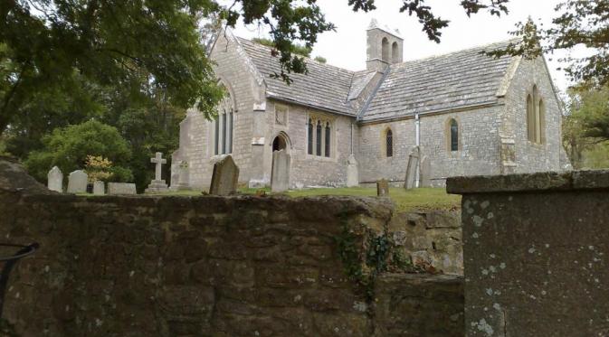 Hingga kini, gedung gereja yang ada di Desa Tyneham masih dalam kondisi baik (foto : thesun.co.uk)