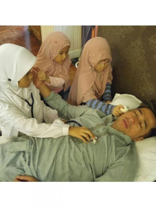 Irfan Hakim saat sedang terbaring sakit ditemani anak-anaknya. (Instagram - @irfanhakim75)
