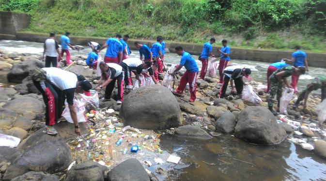 Sejumlah personel Paspamres membersihkan Sungai Ciliwung di dekat Kebun Raya Bogor (Liputan6.com/Sudarno)