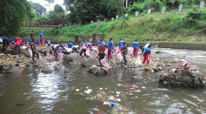 Sejumlah personel Paspamres membersihkan Sungai Ciliwung di dekat Kebun Raya Bogor (Liputan6.com/Sudarno)