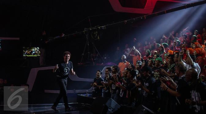 Vokalis God Bless, Ahmad Albar mengajak penonton ikut bernyanyi membawakan lagu di album ketujuh 36 medio 2009 di Studio 5 INDOSIAR, Jakarta Barat, Sabtu (17/12/2016). (Liputan6.com/Faizal Fanani)