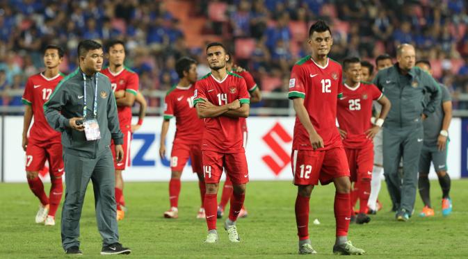 Pemain Timnas Indonesia berjalan lesu usai laga final kedua Piala AFF 2016 melawan Thailand di Rajamangala National Stadium, Bangkok, Sabtu (17/12). Thailand menang 2-0 atas Indonesia. (Liputan6.com/HelmiFithriansyah)