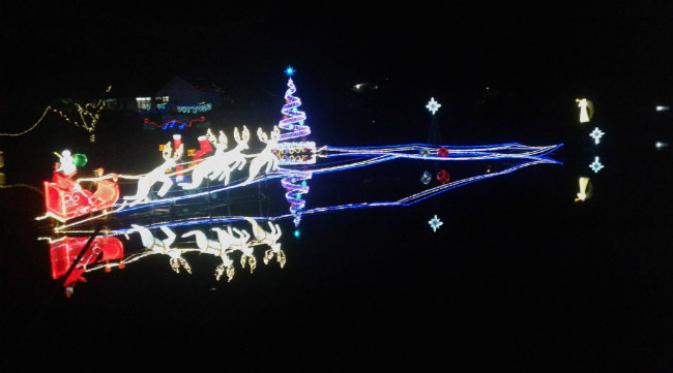 Sinterklas berkerata rusa di atas Danau Sineleyan Tomohon. (Liputan6.com/ Yoseph Ikanubun)