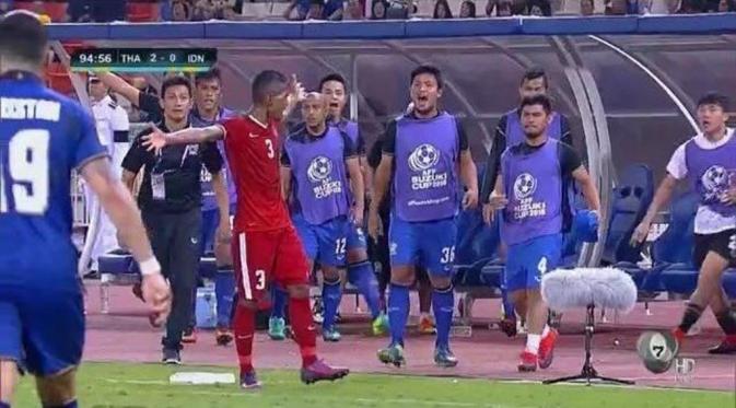 Abduh Lestaluhu memperlihatkan kemarahannya dengan menendang bole ke bench Thailand saat leg kedua final Piala AFF 2016. Netizen bangga! (Istimewa)