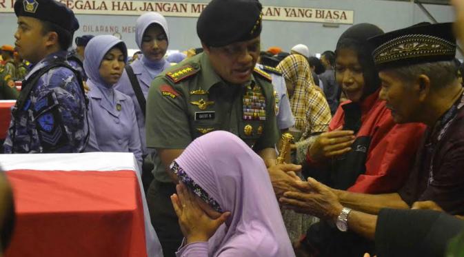Panglima TNI Jenderal TNI Gatot Nurmantyo ucapkan belasungkawa pada keluarga korban jatuhnya Hercules.(Liputan6.com/Zainul Arifin)