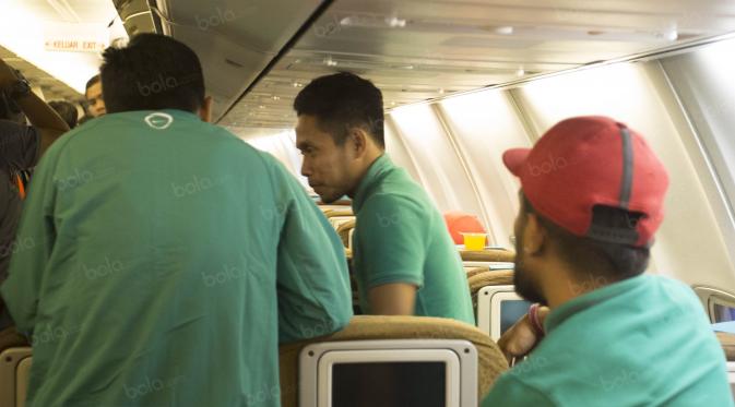 Gelandang Timnas Indonesia, Andik Vermansah, saat berada di dalam pesawat yang mengantarnya terbang dari Thailand menuju Indonesia pada Minggu (18/12/2016). (Bola.com/Vitalis Yogi Trisna)