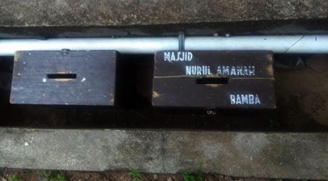 Dua kotak amal Masjid Nurul Amanah ditemukan di got dalam keadaan kosong. (Liputan6.com/Fauzan)