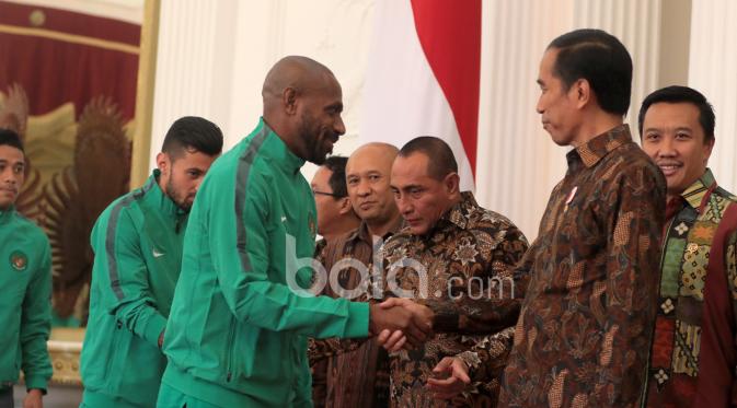 Kapten Timnas Indonesia, Boaz Solossa  dan Rekan-rekannya diterima Presiden RI, Joko Widodo di Istana Negara, (19/12/2016). (Bola.com/Nicklas Hanoatubun)