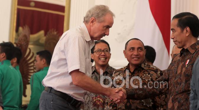 Pelatih Alfred Riedl dan para pemain Timnas Indonesia diterima Presiden RI, Joko Widodo di Istana Negara, (19/12/2016). (Bola.com/Nicklas Hanoatubun)