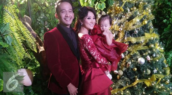 Ruben Onsu, Sarwendah dan putrinya, Thalia, melakukan sesi foto untuk menyambut Natal dan Tahun Baru. (Sapto Purnomo/Liputan6.com)