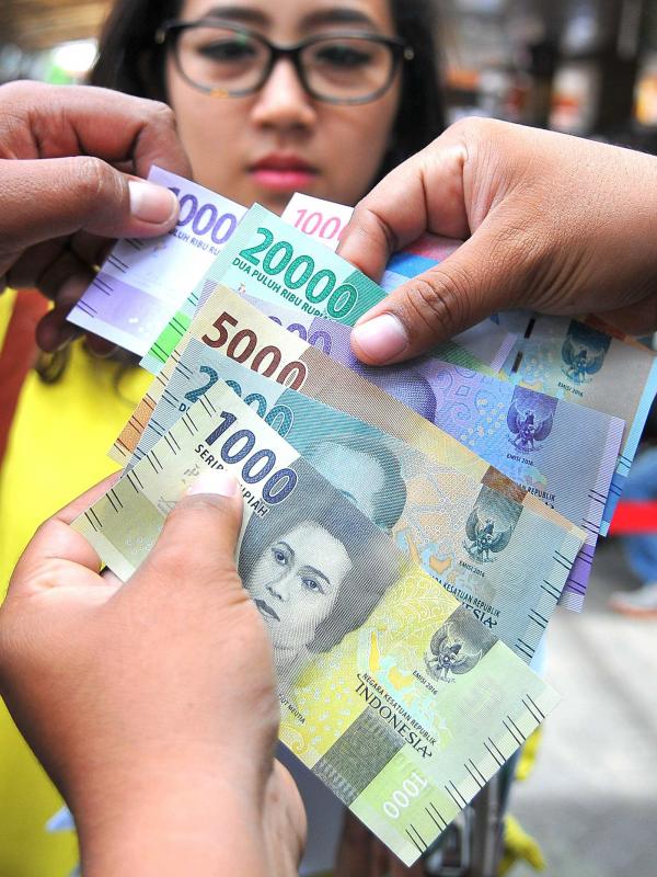 Beberapa pecahan uang baru yang sudah dikeluarkan oleh Bank Indonesia yang dapat ditukarkan di Blok M, Jakarta, Senin (19/12). Bank Indonesia (BI) hari ini meluncurkan 11 uang rupiah Emisi 2016 dengan gambar pahlawan baru. (Liputan6.com/Angga Yuniar)