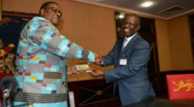 Presiden Peter Mutharika saat menerima uang pecahan K2000 dari Gubernur Reserve Bank of Malawi, Charles Chuka (Malawi 24)