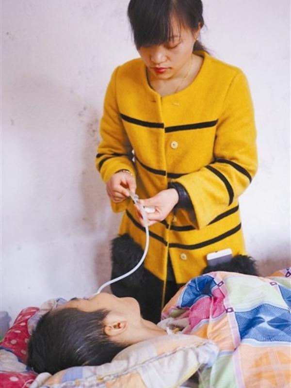 Liao setia merawat Jiang yang lumpuh total. (Foto: shanghaiist.com)