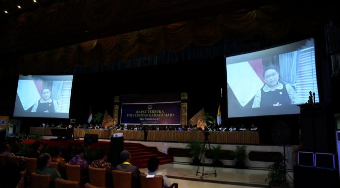 Menlu Retno LP Marsudi menerima Anugerah Hamengku Buwono (HB) IX bidang Kemanusiaan dari Universitas Gadjah Mada (UGM). (Liputan6.com/Switzy Sabandar)
