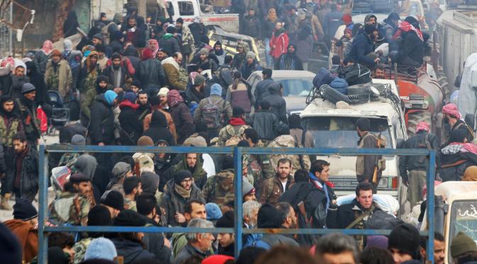 Warga Aleppo berkumpul dan menunggu untuk dievakuasi dari sektor yang dikuasai pemberontak Aleppo timur, Suriah (16/12). (REUTERS / Abdalrhman Ismail)