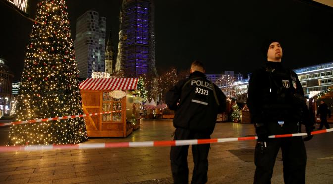 Truk yang menyeruduk pasar Natal menewaskan 12 orang dan menimbulkan 48 korban luka-luka. | via: nytimes.com