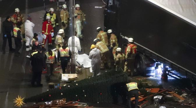 Polisi dan petugas di lokasi serangan truk maut di pasar Natal Berlin, Jerman. (Reuters)