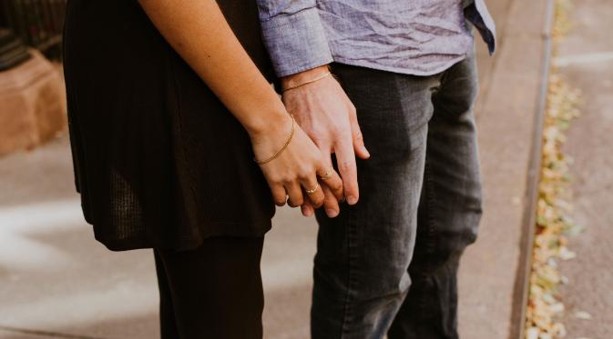 Banyak yang harus dipertimbangkan jika ingin menikah muda. (Foto: unsplash.com)