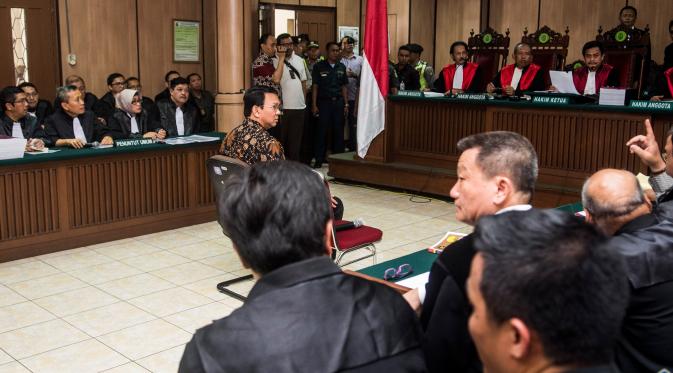 Basuki Tjahaja Purnama (Ahok) menjalani sidang lanjutan kasus dugaan penistaan agama di Pengadilan Negeri (PN) Jakarta Utara, Selasa (20/12). Agenda sidang adalah tanggapan dari jaksa penuntut umum atas nota keberatan Ahok (Liputan6.com/Pool/Agung Rajasa)