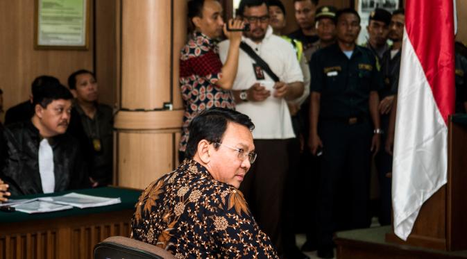 Basuki Tjahaja Purnama (Ahok) menjalani sidang lanjutan kasus dugaan penistaan agama di Pengadilan Negeri (PN) Jakarta Utara, Selasa (20/12). Agenda sidang adalah tanggapan dari jaksa penuntut umum atas nota keberatan Ahok (Liputan6.com/Pool/Agung Rajasa)
