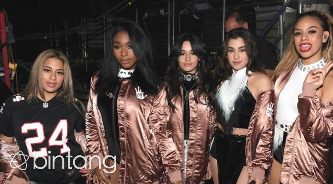 Camilla Cabello (tengah) saat masih bersama Fifth Harmony. (AFP/Bintang.com)