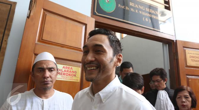 Aktor Restu Sinaga berjalan keluar ruang sidang PN Jakarta Selatan, Selasa (20/12). Majelis Hakim menunda sidang pembacaan putusan kasus narkotika Restu Sinaga lantaran salah satu Hakim Anggota berhalangan hadir. (Liputan6.com/Herman Zakharia)