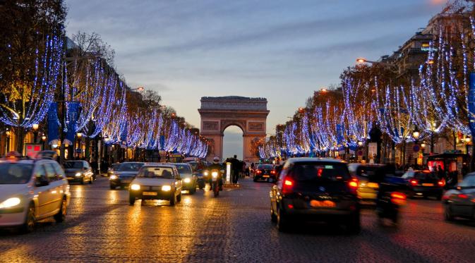 Champs-Elysées, Paris, Perancis. (Paris Street/Alamy)