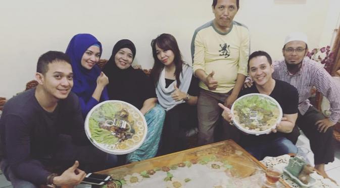Farah Dibba, bersama Fadli dan Fadlan beserta keluarga. (Instagram)