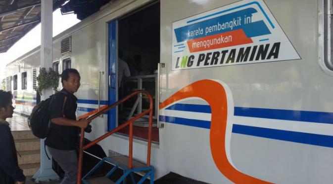 Uji coba penggunaan LNG untuk kereta pembangkit, di Stasiun Bandung, Jawa Barat, Selasa (20/12/2016).