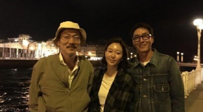 Kim Joo Hyuk dan Lee Yoo Young bersama sutradara Hong Sang Soo. (Foto. Koreaboo)