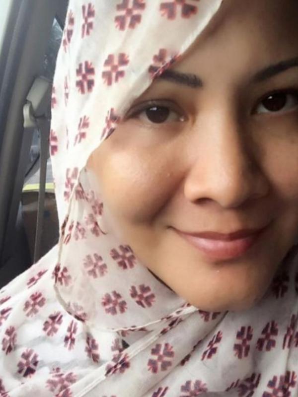 Melanie Subono mengenakan hijab saat berkunjung ke Aceh. (Instagram - @melaniesubono‪)